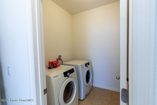 Building Photo - 3995 Aria Dr