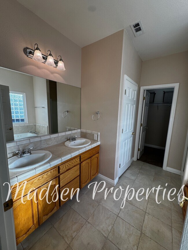 Building Photo - 121 Hart Ln