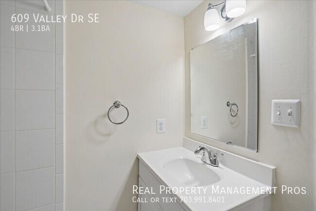 Building Photo - 609 Valley Dr SE