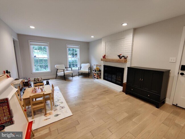 Building Photo - 9051 Laurel Hill Ct