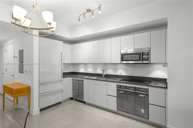 Building Photo - 1010 Brickell Ave