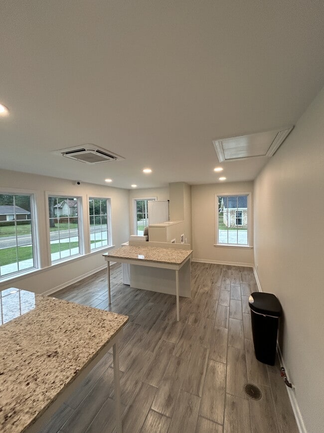 Building Photo - 2515 Kavanaugh Rd