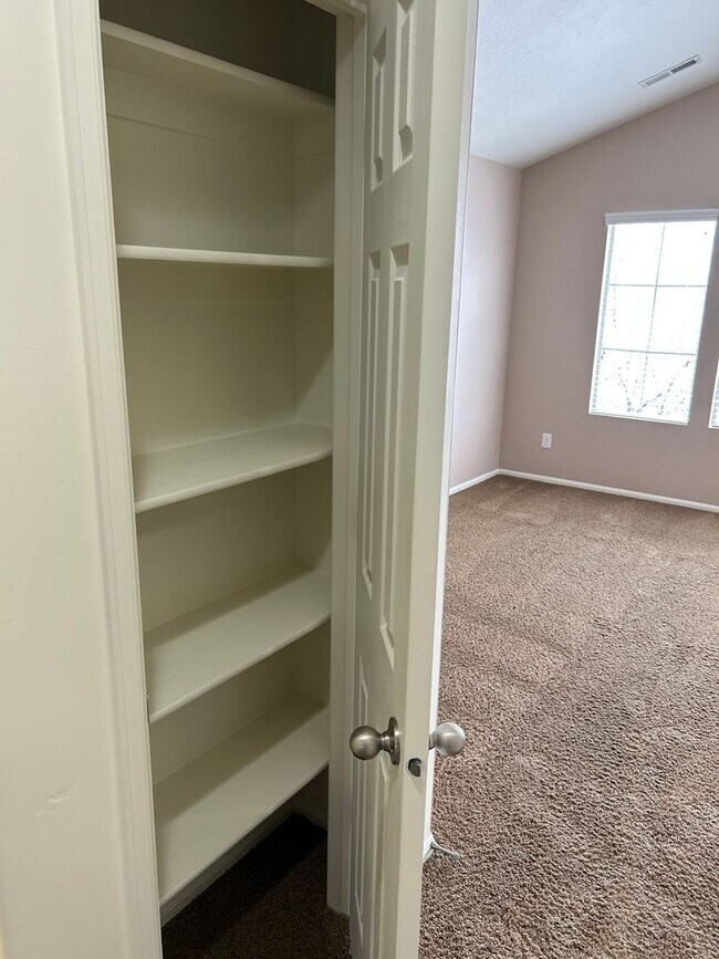 Building Photo - Beautiful 3 Bed 2.5 Bath - 2 Story Home in...