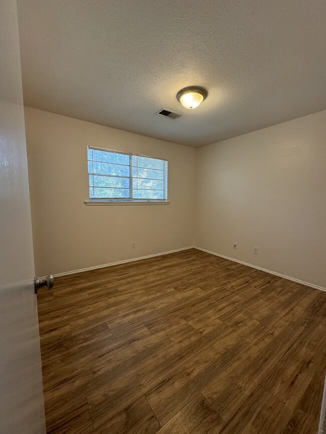 Building Photo - 2 Bedroom, 1 Bathroom, Upstairs unit with ...