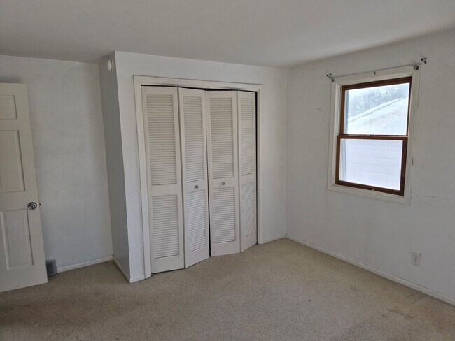 Building Photo - Charming 3 Bedroom Home