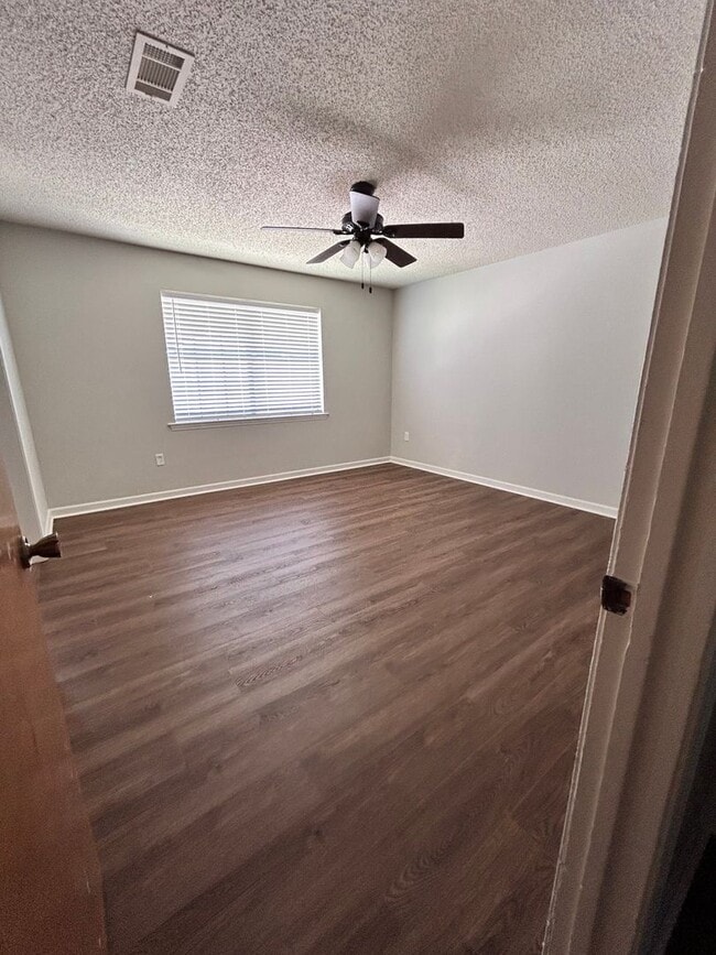Building Photo - Great location near Perkins/Pecue!!