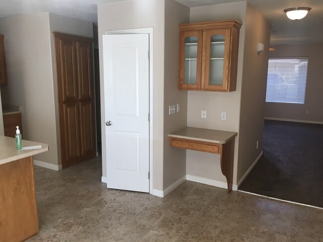 Building Photo - Skyhawk Townhome - End unit!