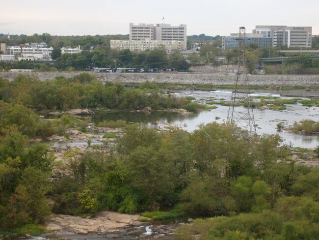 Building Photo - One Bedroom Condo Overlooking the James Ri...