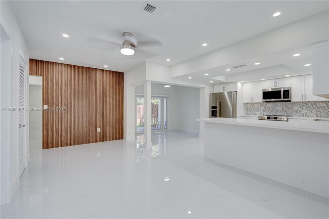 Building Photo - 10722 SW 77th Ave