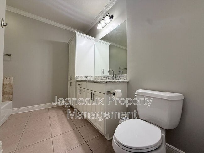 Building Photo - 2137 La Cache Dr