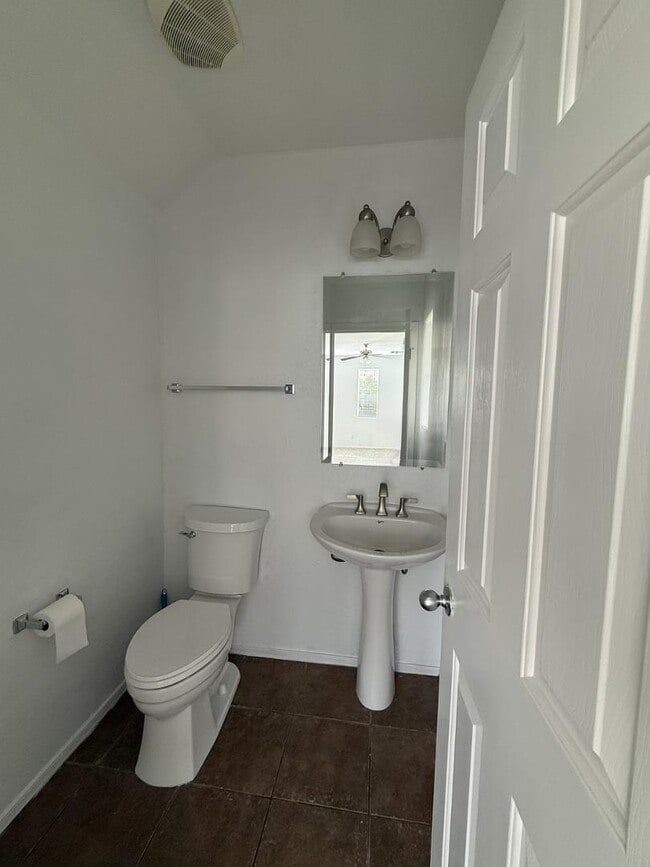 Building Photo - 1235 E Julian Dr