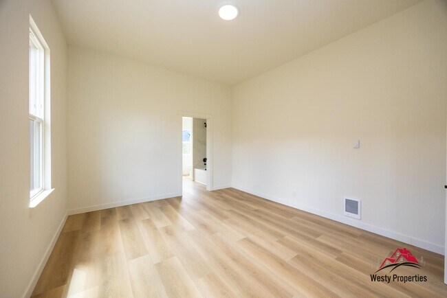 Building Photo - 542 NE Brazee St