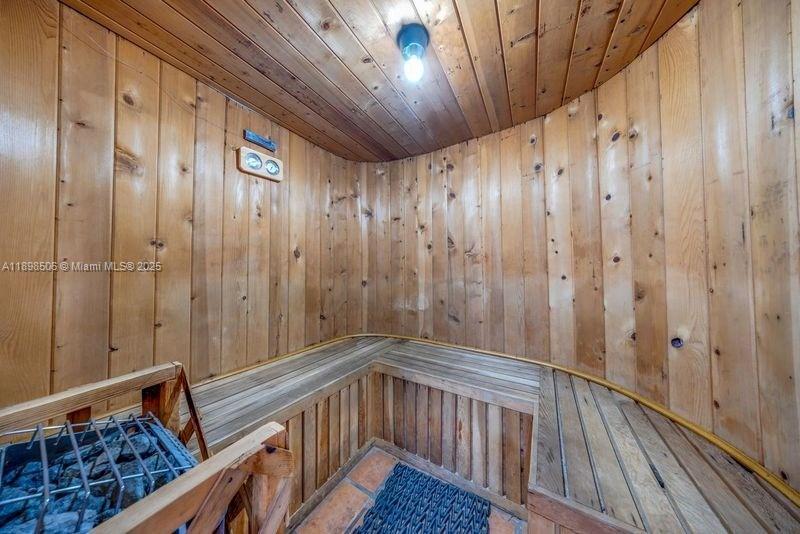 Building Photo - 1650 NE 115th St