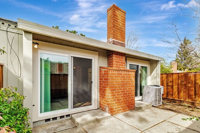 Building Photo - 2 bedroom, 2 bath townhome in the Northpoint HOA!