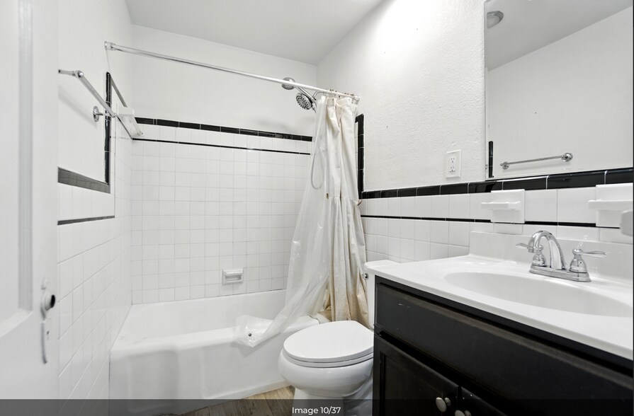 2nd full bathroom - 2605 Bapaume Ave