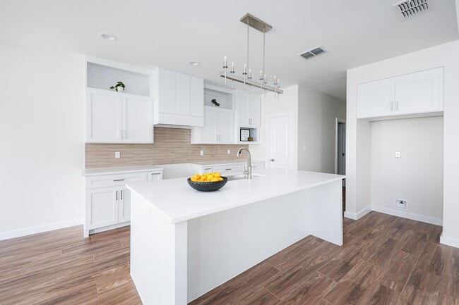 Building Photo - 7525 Cresta Bella St