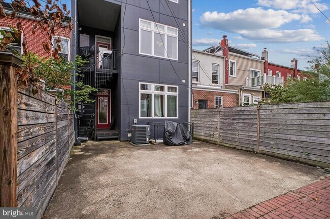 Primary Photo - 455 Luray Pl NW