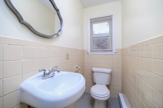 Building Photo - 922 Shippan Ave