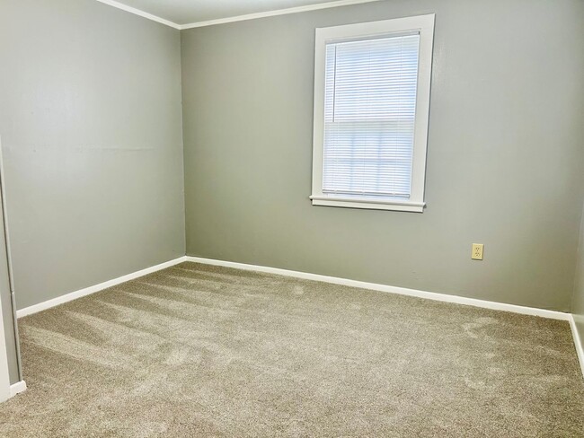 Building Photo - Move In Ready! 2 Bedroom House