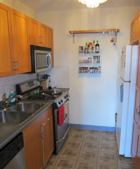 Building Photo - 33 Pond Ave