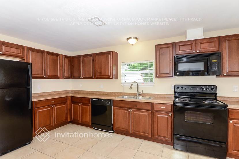 Building Photo - 3397 19th Pl SW