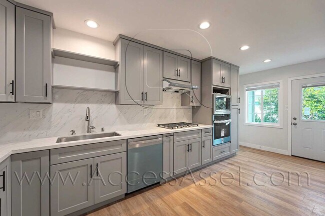 Building Photo - Spacious 4 Bed/2 Bath Home With EV Charger In Torrance!