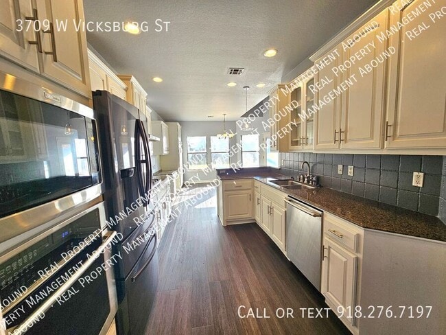 Building Photo - 3709 W Vicksburg St