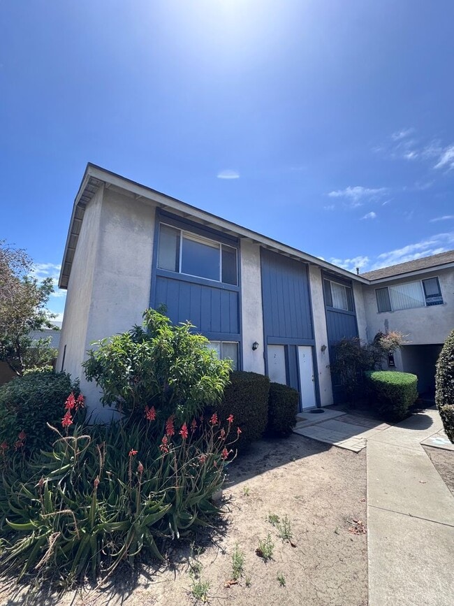 Building Photo - 2 Bedroom 1.5 Bath Attached unit available
