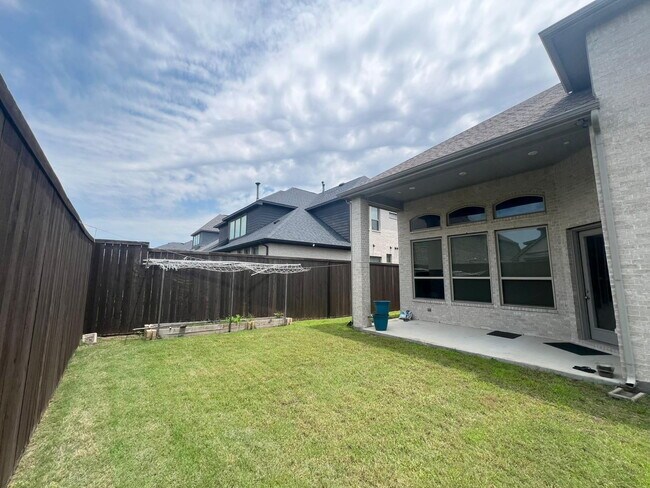 Building Photo - 5 Bed | 5 Bath | 3-Car Garage | 4,054 Sq f...
