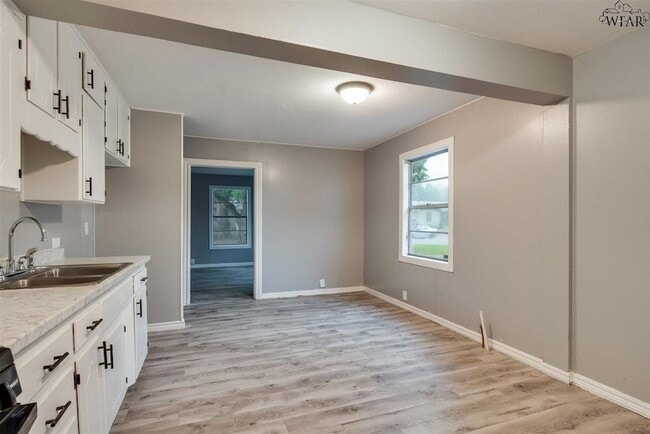 Building Photo - 523 W Inwood Dr