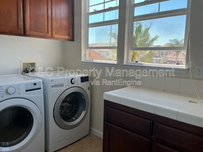 Building Photo - 4020 Crescent Ct