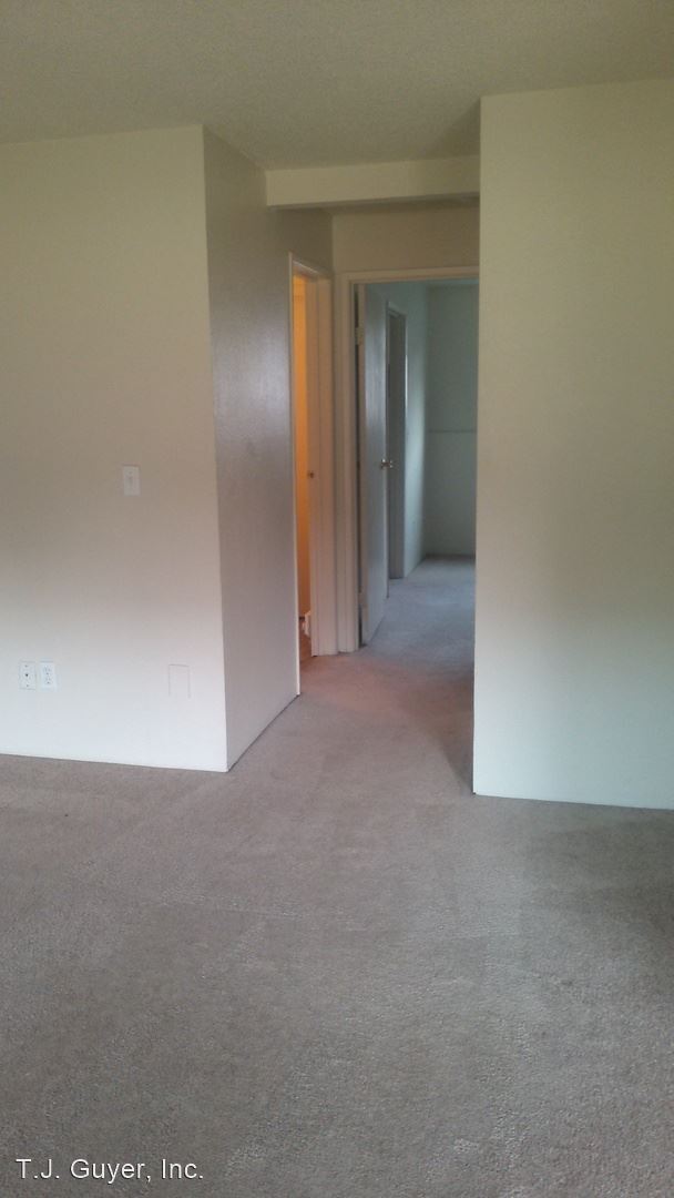 Building Photo - 1 br, 1 bath Apartment - 4702 108th Street...