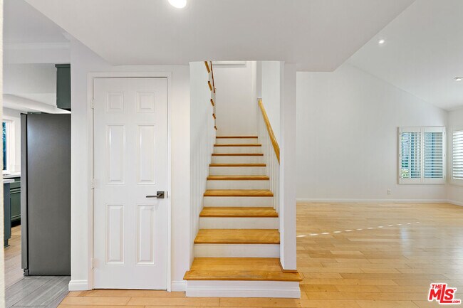 Building Photo - 6515 Dume Dr