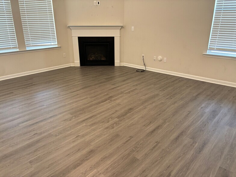 Building Photo - Room in House on Hopper Cir