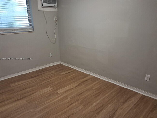 Building Photo - 13025 Emerald Dr