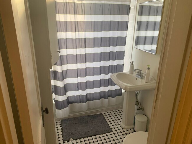 Building Photo - Bright & Spacious 3-Bedroom on Newbury Str...