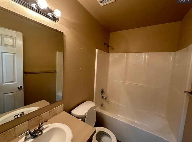 Building Photo - Comfortable & Stylish Single-Level Living ...