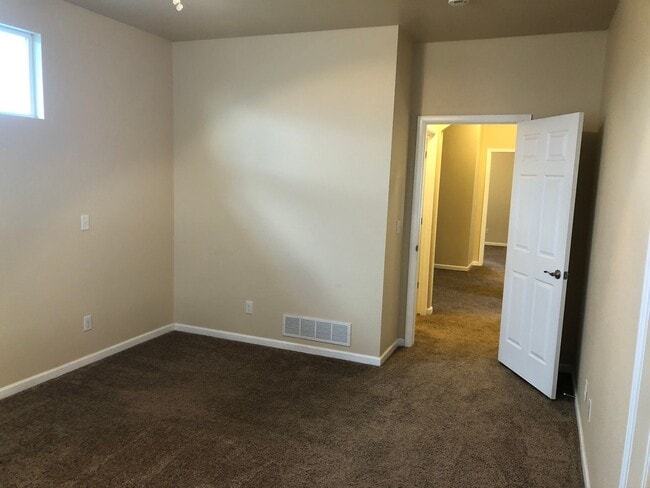 Building Photo - Very Nice 3 bed, 3 bath 2 car Home on a cul-de-sac in Peyton with Mountain Views