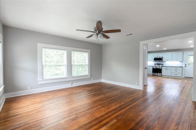 Building Photo - 329 Flores St