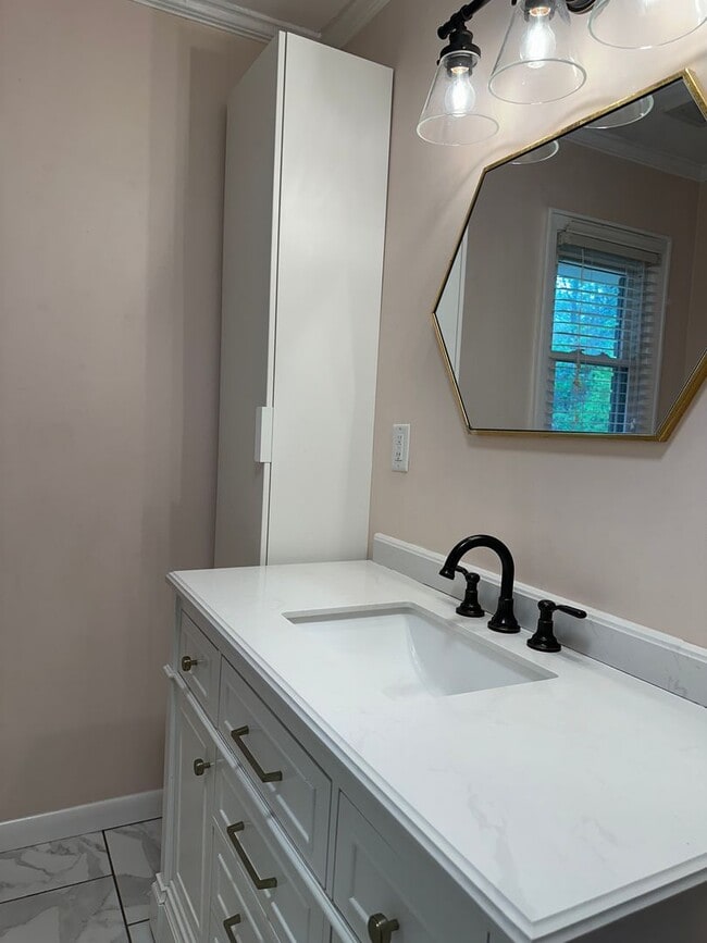 Building Photo - Large Home on the Eastside on a deadened street - Pre Lease