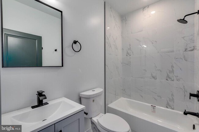 Building Photo - 1222 W Silver St