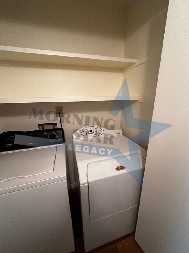 Building Photo - Large 2 bedroom with sunroom in immaculate condition.  Telshor neighborhood with garage!