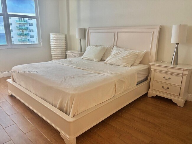 Building Photo - 3725 S Ocean Dr