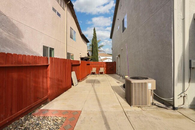 Building Photo - 1342 Windsong Dr