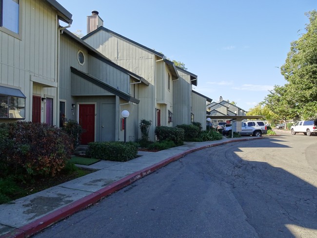 Building Photo - Lindale Greens