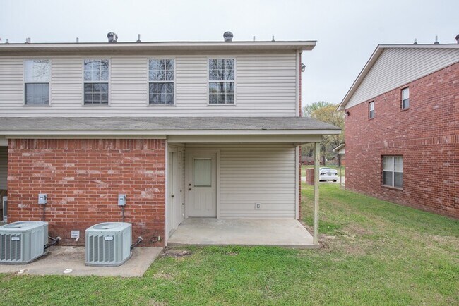 Building Photo - Foxcroft Apartments 2 BD, 2.5 BA
