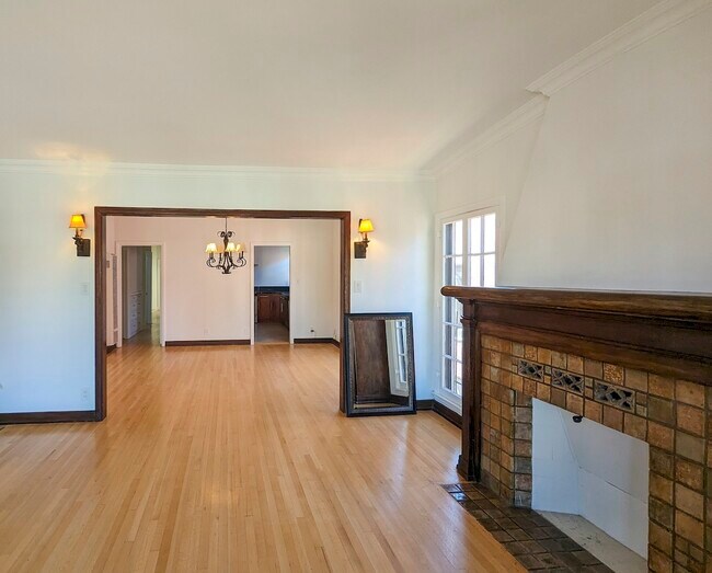 Building Photo - 850 S Mansfield Ave