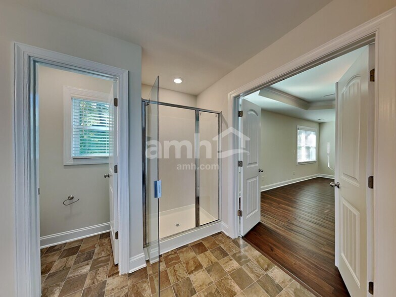 Building Photo - 102 White Ash Ln