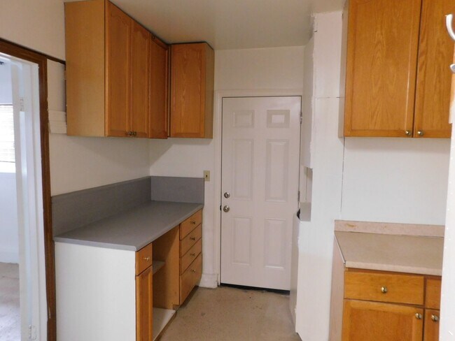 Building Photo - Spacious 5 Bed, 2 Bath one story house in the city of Orange.