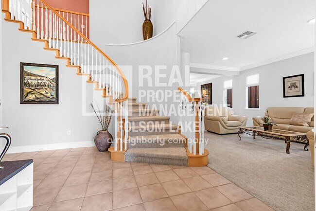 Building Photo - Fully furnished 5bd 3ba home in desirable Carmichael neighborhood